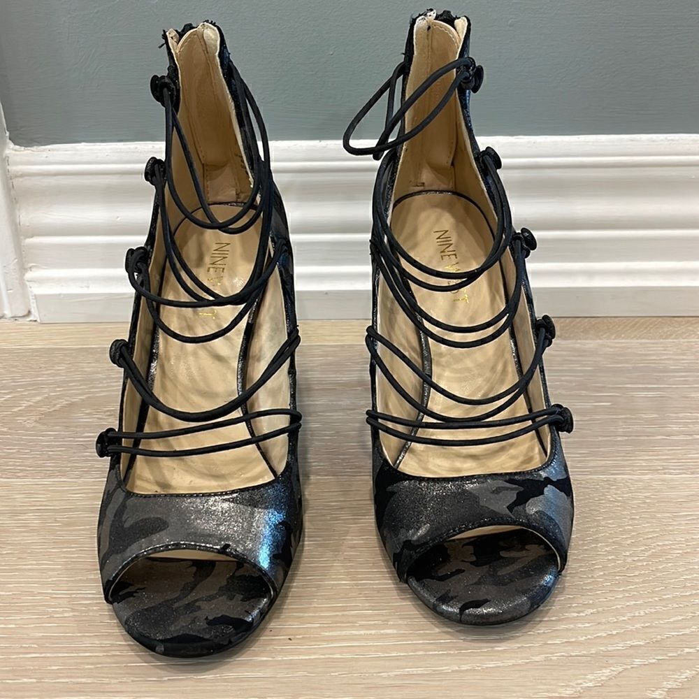 Nine West Classic Strappy Metallic print camo Women’s size 6M open Toe Shoe